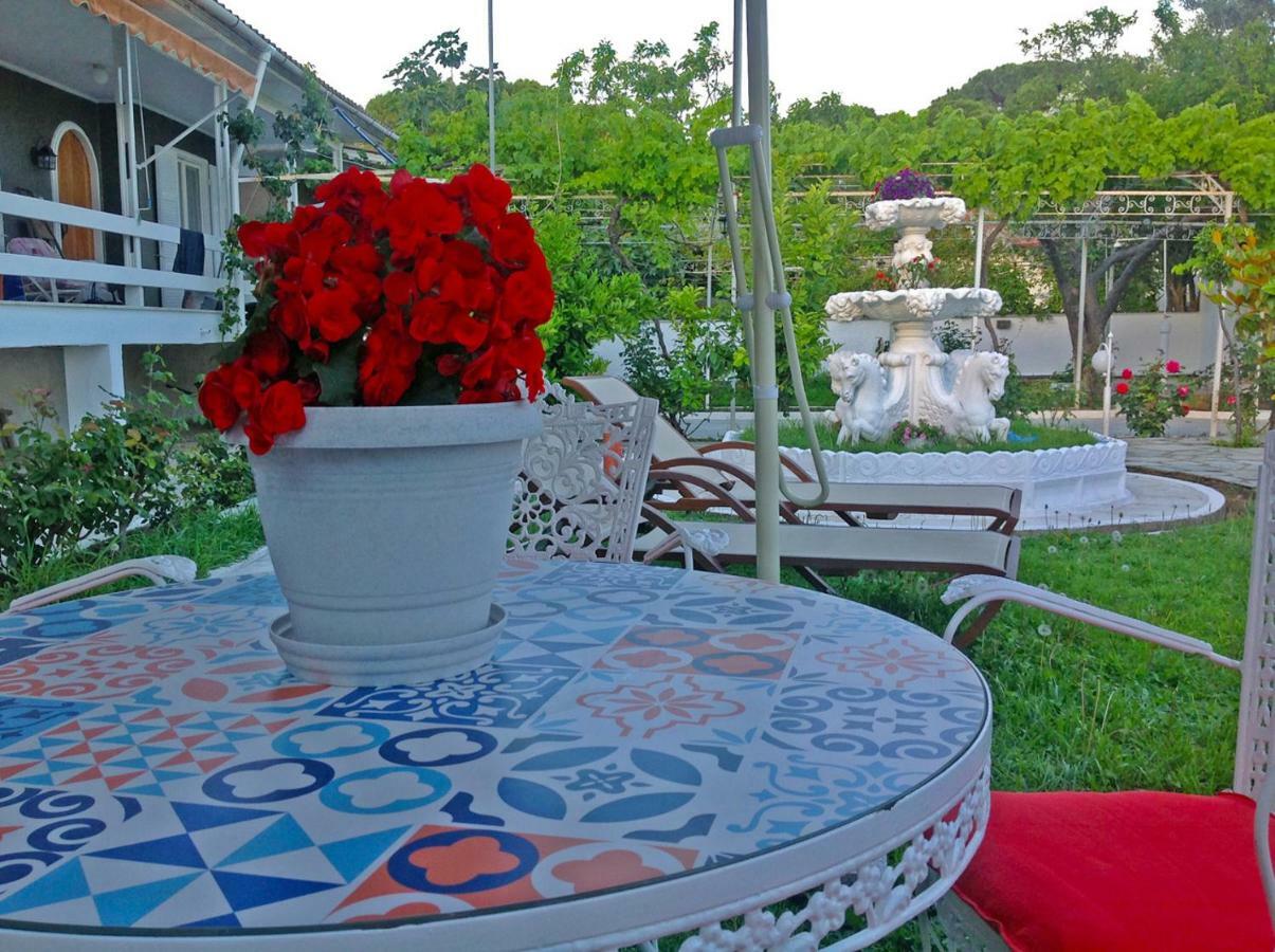 Villa Fofo - Beautiful Sea Front Villa With 650M2 Garden Nea Kallikrateia Eksteriør billede