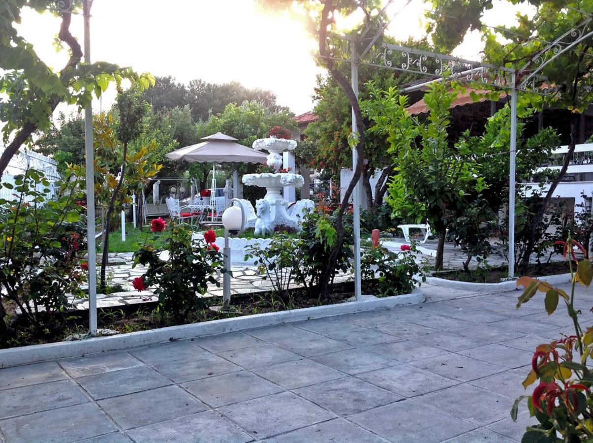 Villa Fofo - Beautiful Sea Front Villa With 650M2 Garden Nea Kallikrateia Eksteriør billede