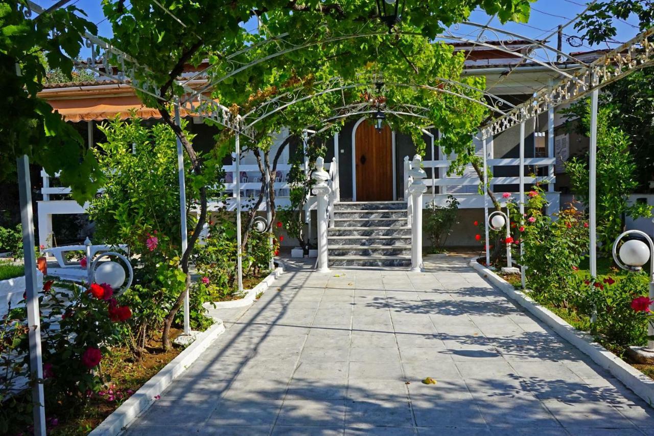 Villa Fofo - Beautiful Sea Front Villa With 650M2 Garden Nea Kallikrateia Eksteriør billede
